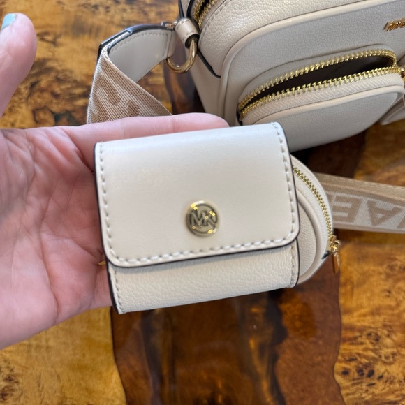 Women's White Jet Set Leather Medium
Crossbody Bag With Case For Apple AirPods - Picture 9 of 11